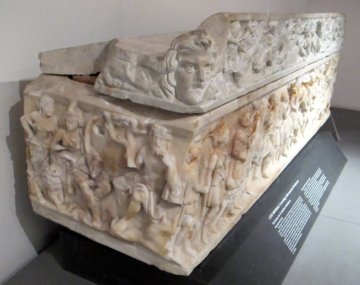 Саркофаг девочки украшен тонкой резбюой по мрамору