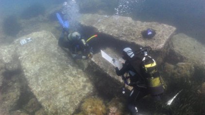 Мраморный груз сохоаняет очертания корабля на морском дне спустя десятки столетий