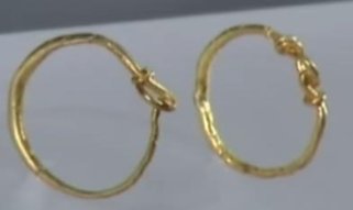 Такие простые золотые сережки-колечки носили девочки до 7-8 лет