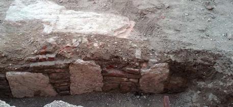 Участок стены с римскими кирпичами и белым камнем