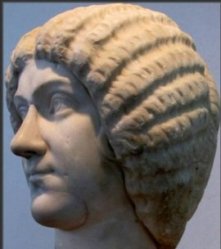 Джулия Домна, жена Императора, диктовала моду причесок даже куклам