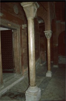 Колонны из люмакеллы глаза куропатки на входе во Дворец Стерн, Венеция