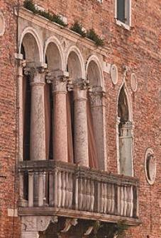 Колонны на окне Дворца Моро Лин в Венеции
