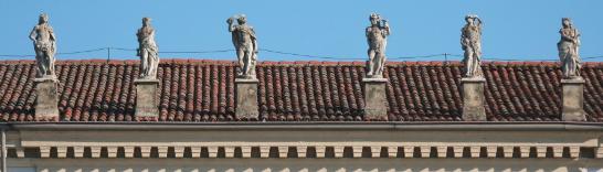 Скульптуры Муттони на Дворце Корте Во, Изола делла Скала (провинция Вероны)