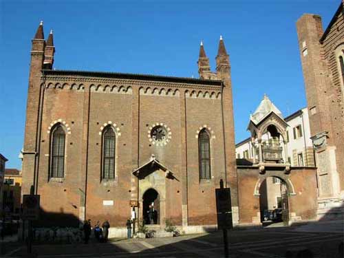 Церковь Св.Петра Веронского, рядом справа - вход в бывший Монастырь Св. Анастасии