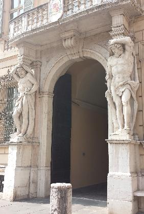 Скульптуры Лоренцо Муттони на центральной площади Мантуи, Дворец Бьянкини