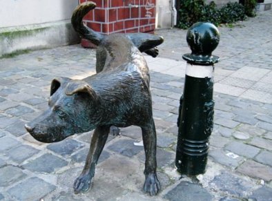 Скульптура писающей собаки в Брюсселе