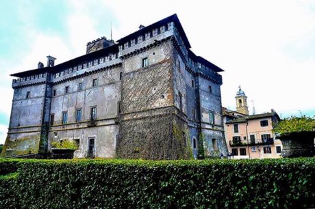 Замок Вьянелло теперь Русполи по фамилии рода присоединившегося к Марескотти